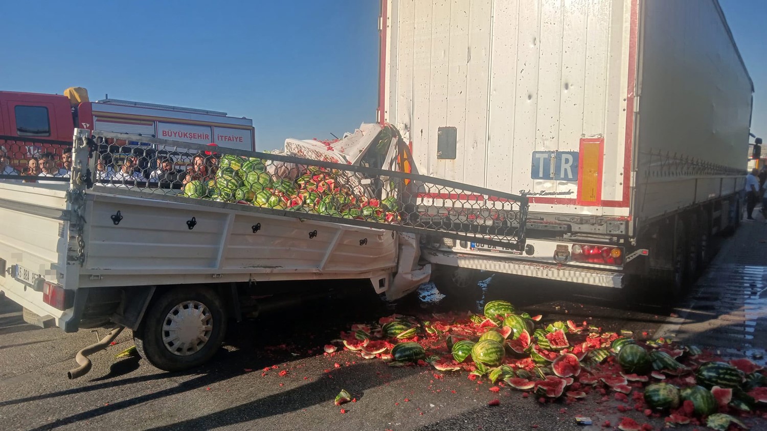 Manisa’da kamyonet tıra çarptı: 1’i ağır 2 yaralı