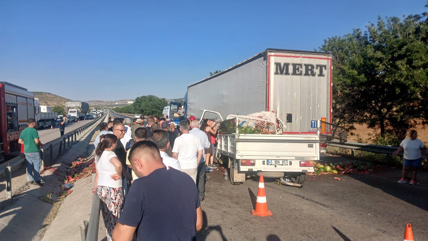 Manisa’da kamyonet tıra çarptı: 1’i ağır 2 yaralı