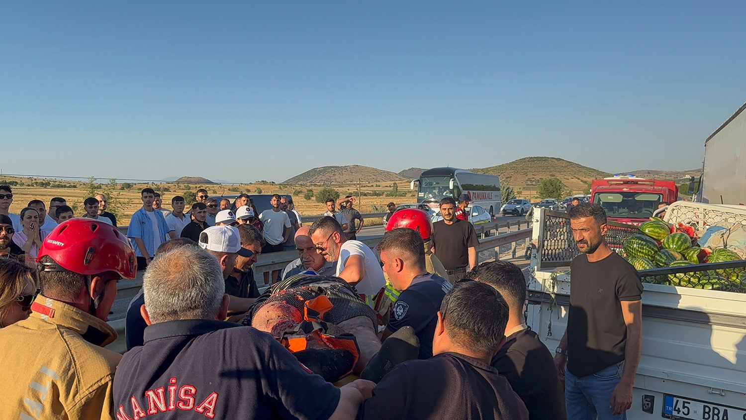 Manisa’da kamyonet tıra çarptı: 1’i ağır 2 yaralı