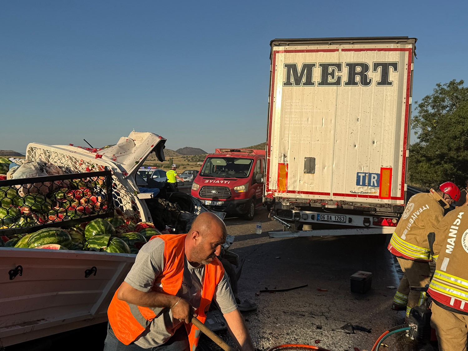 Manisa’da kamyonet tıra çarptı: 1’i ağır 2 yaralı