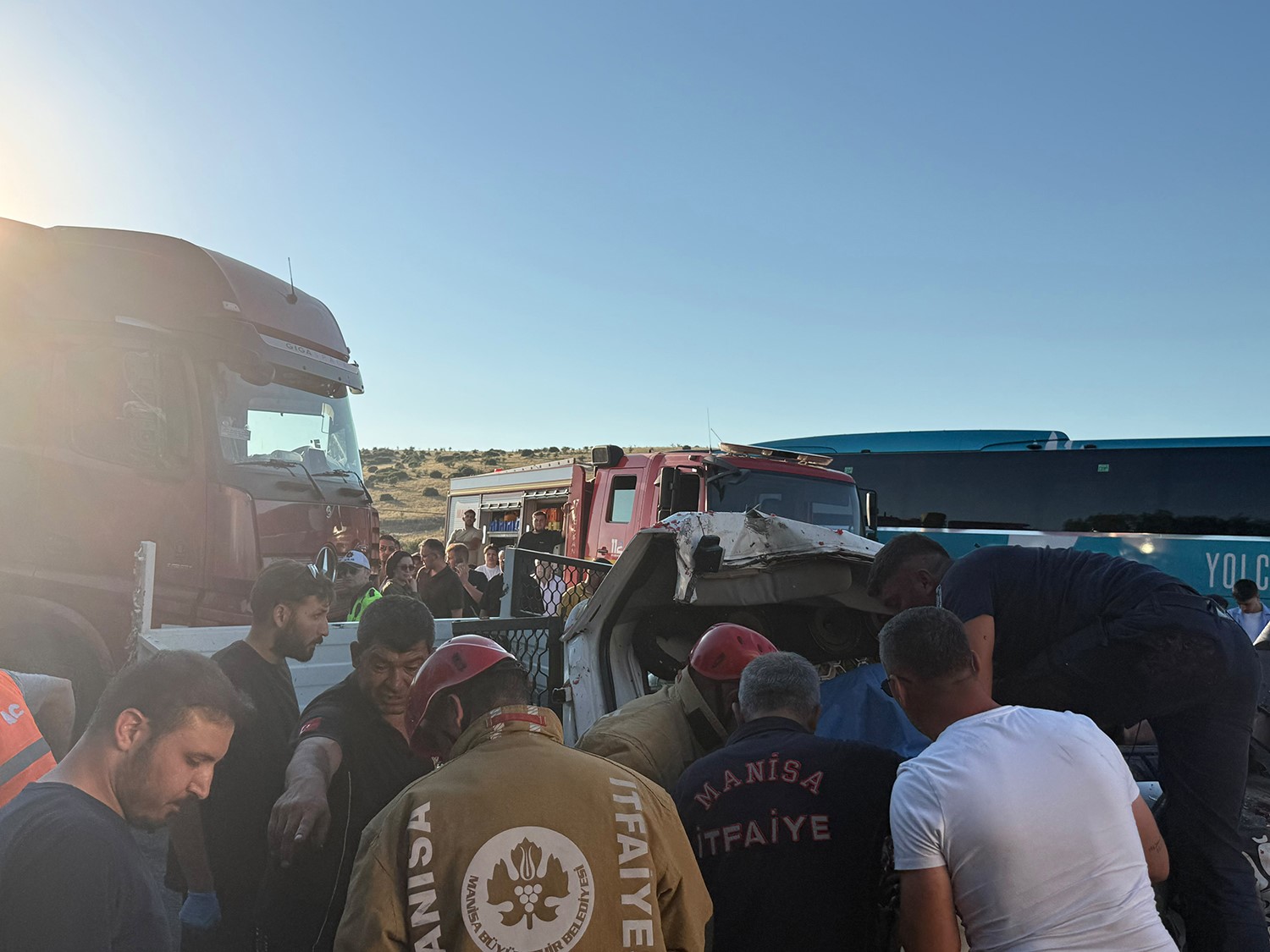 Manisa’da kamyonet tıra çarptı: 1’i ağır 2 yaralı