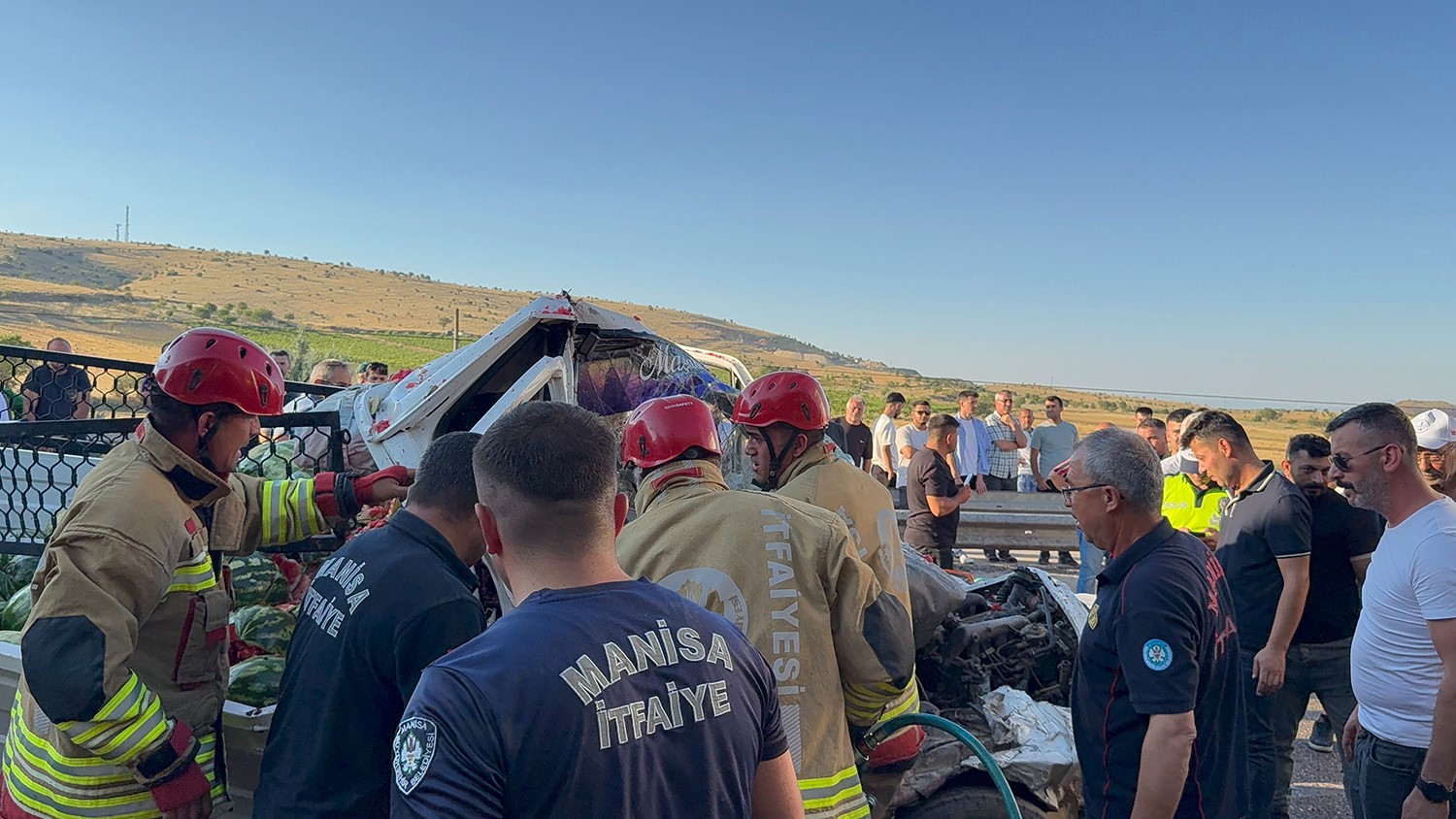 Manisa’da kamyonet tıra çarptı: 1’i ağır 2 yaralı