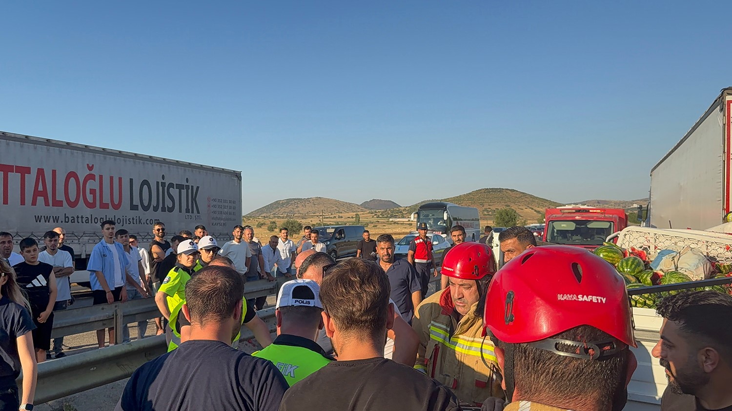 Manisa’da kamyonet tıra çarptı: 1’i ağır 2 yaralı