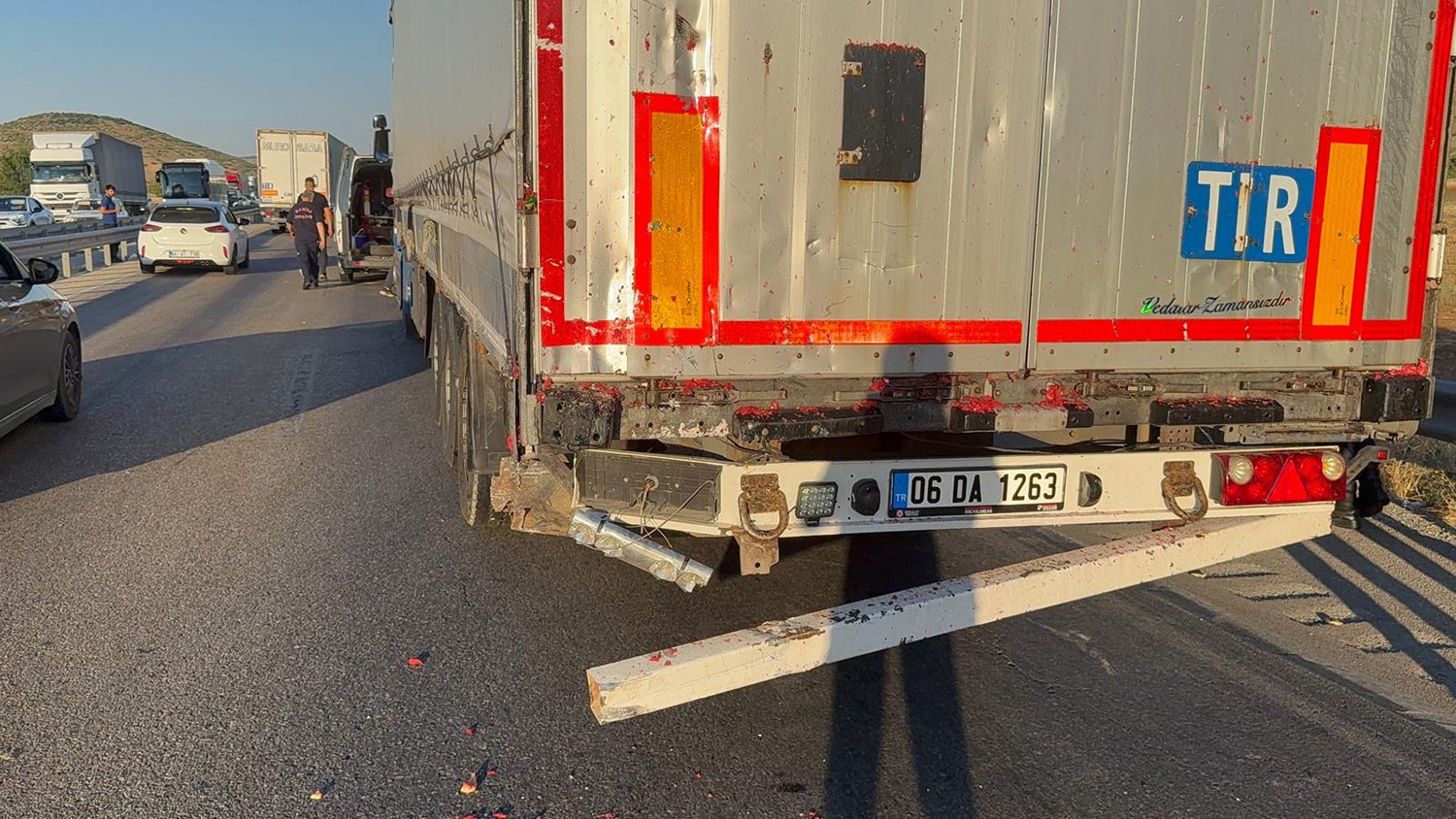 Manisa’da kamyonet tıra çarptı: 1’i ağır 2 yaralı