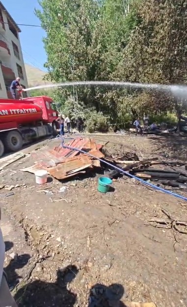 Bitlis’te kereste atölyesinde yangın: Ev, atölye ve mezarlık zarar gördü