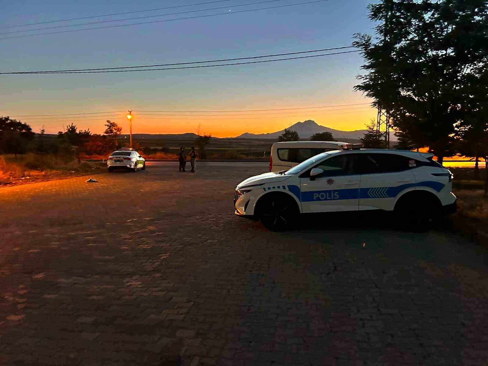 Kaza sonrası olay yerinden kaçmak isteyen şahıs, minibüsü vatandaşların ve polisin üzerine sürdü: 1 ölü, 1’i polis 2 yaralı