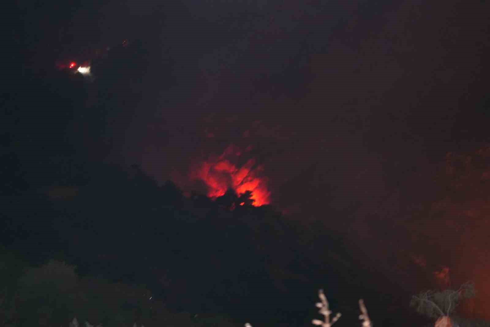 Denizli’deki orman yangını gece saatlerinde rüzgarın etkisiyle tekrardan etkili oldu
