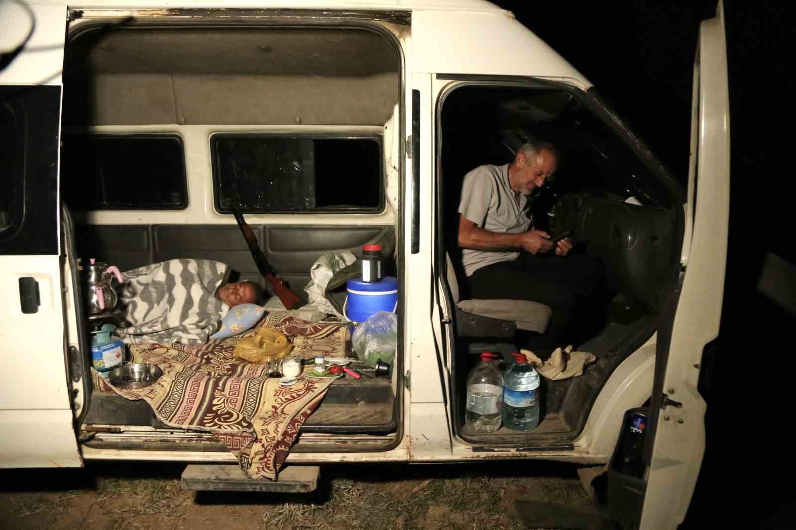 Çiftçilerin "beyaz altın" nöbeti: Bir yıllık emekleri için sabaha kadar tarlada bekliyorlar