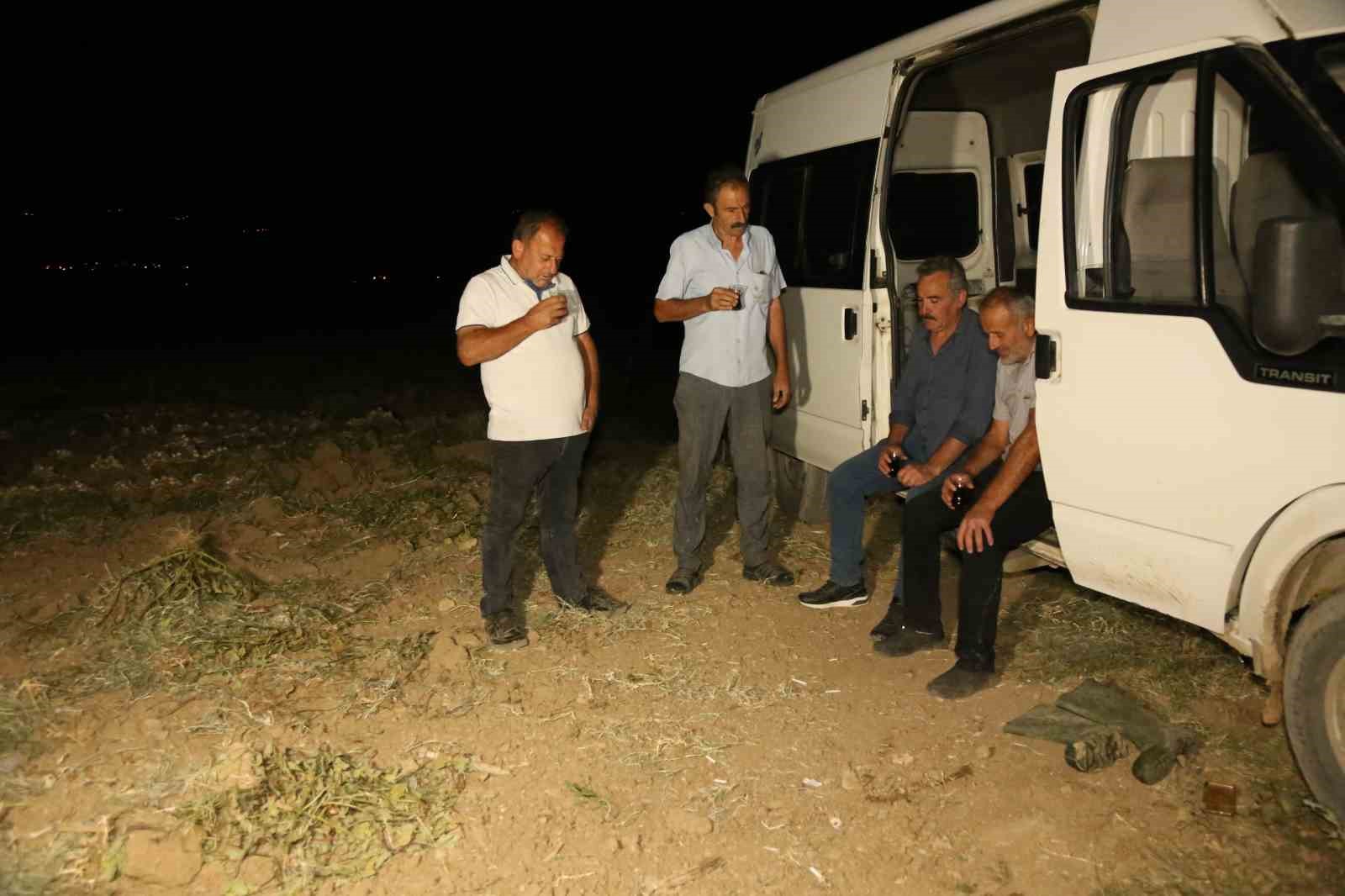 Çiftçilerin "beyaz altın" nöbeti: Bir yıllık emekleri için sabaha kadar tarlada bekliyorlar