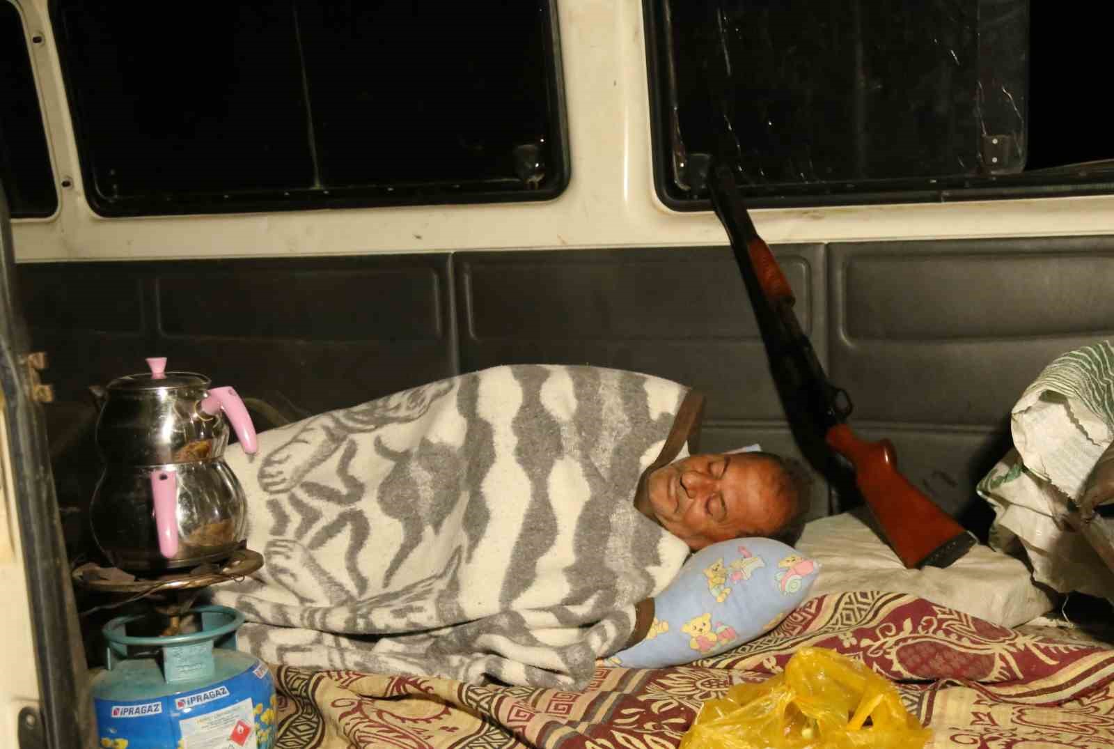 Çiftçilerin "beyaz altın" nöbeti: Bir yıllık emekleri için sabaha kadar tarlada bekliyorlar