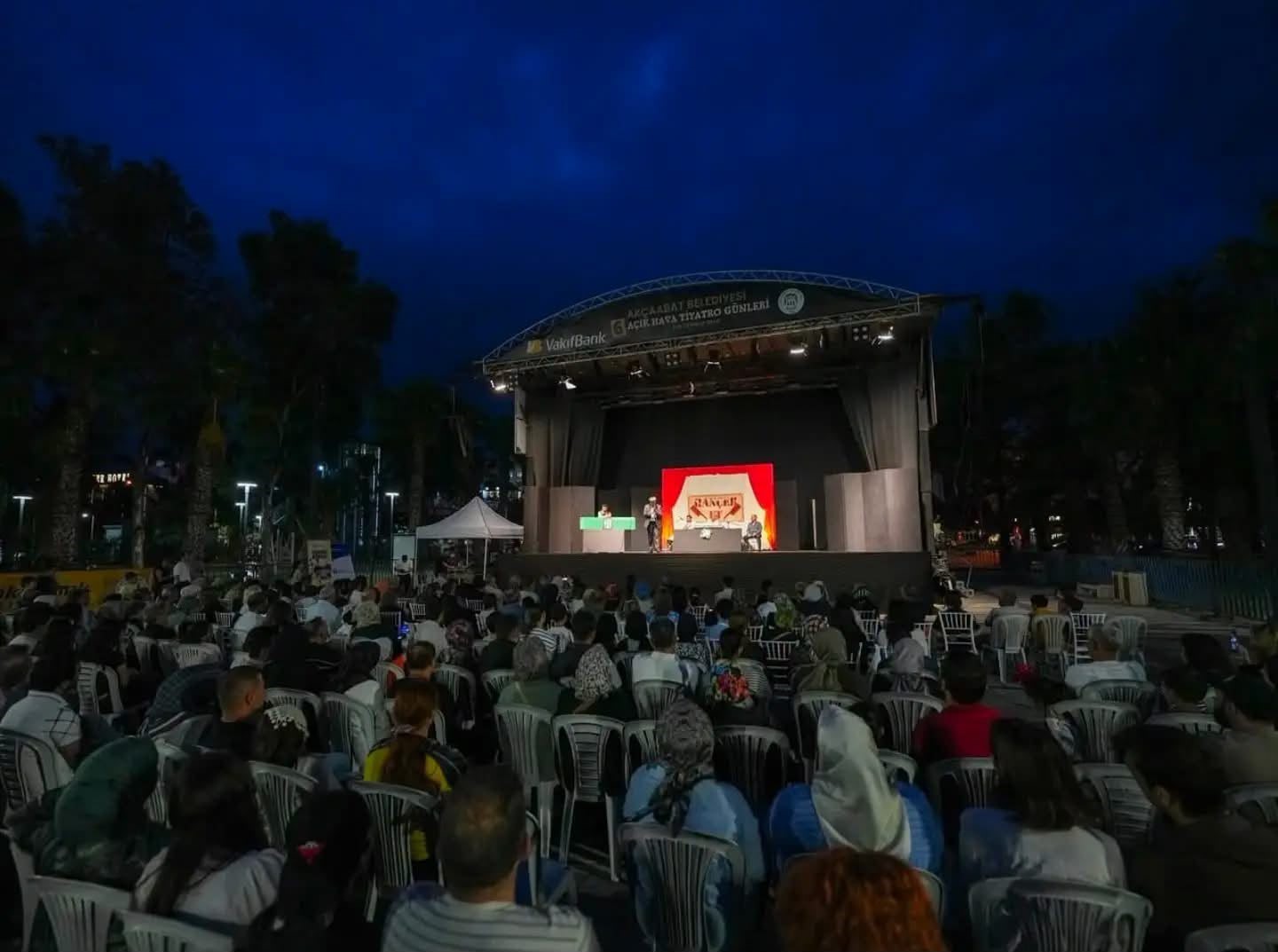 Şehir Tiyatrosu "Hançer Havası" Akçaabatlı sanatseverlerle buluştu
