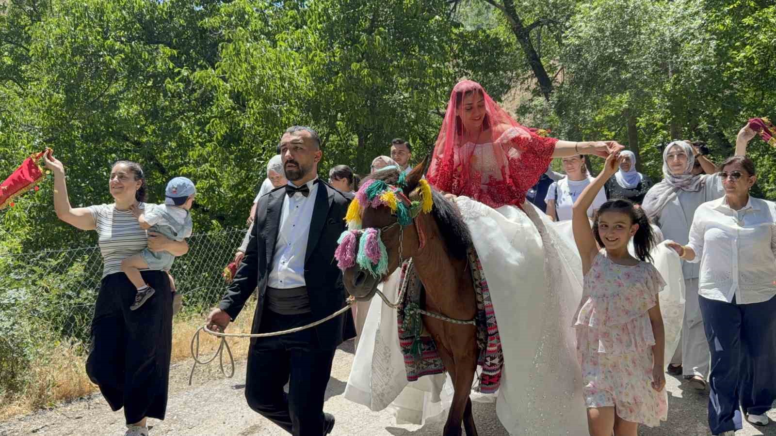 Bitlis’te atlı gelin geleneği renkli görüntüler oluşturdu