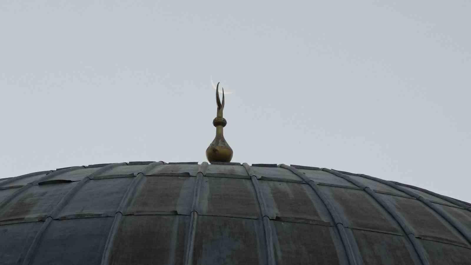 Van semalarında hilal Ay ve Mars, tarihi camilerle aynı karede