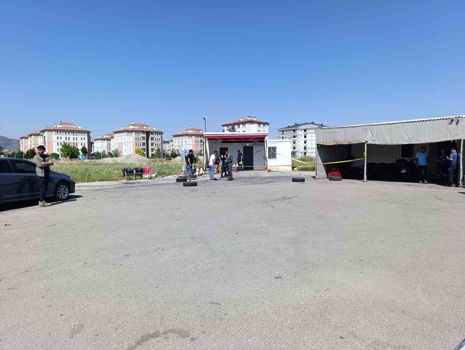 Afyonkarahisar’da minibüs durağına silahlı saldırı: 1 ölü, 1 yaralı