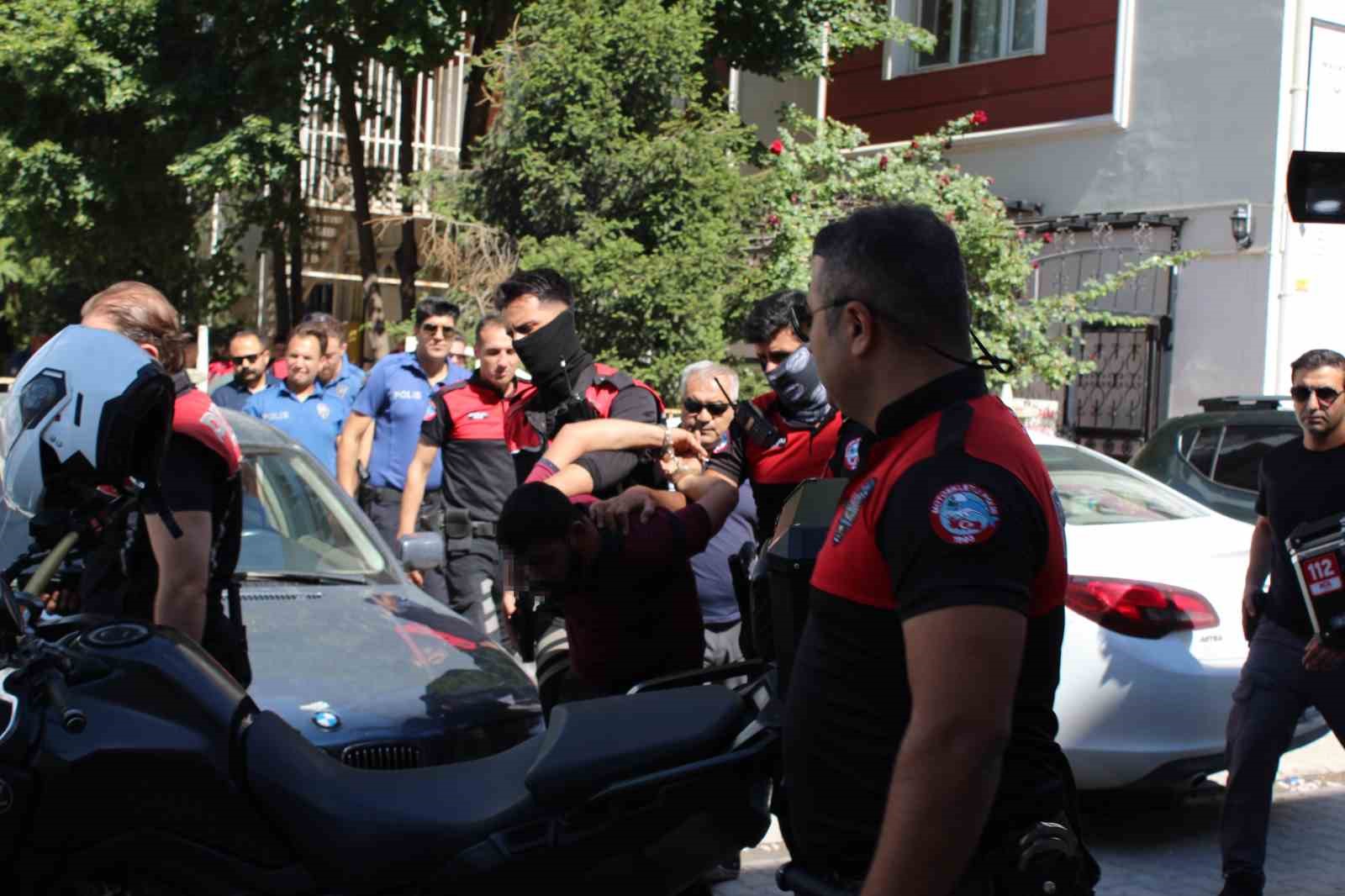 Pompalı tüfekle havaya ateş açan şahıs paniğe neden oldu
