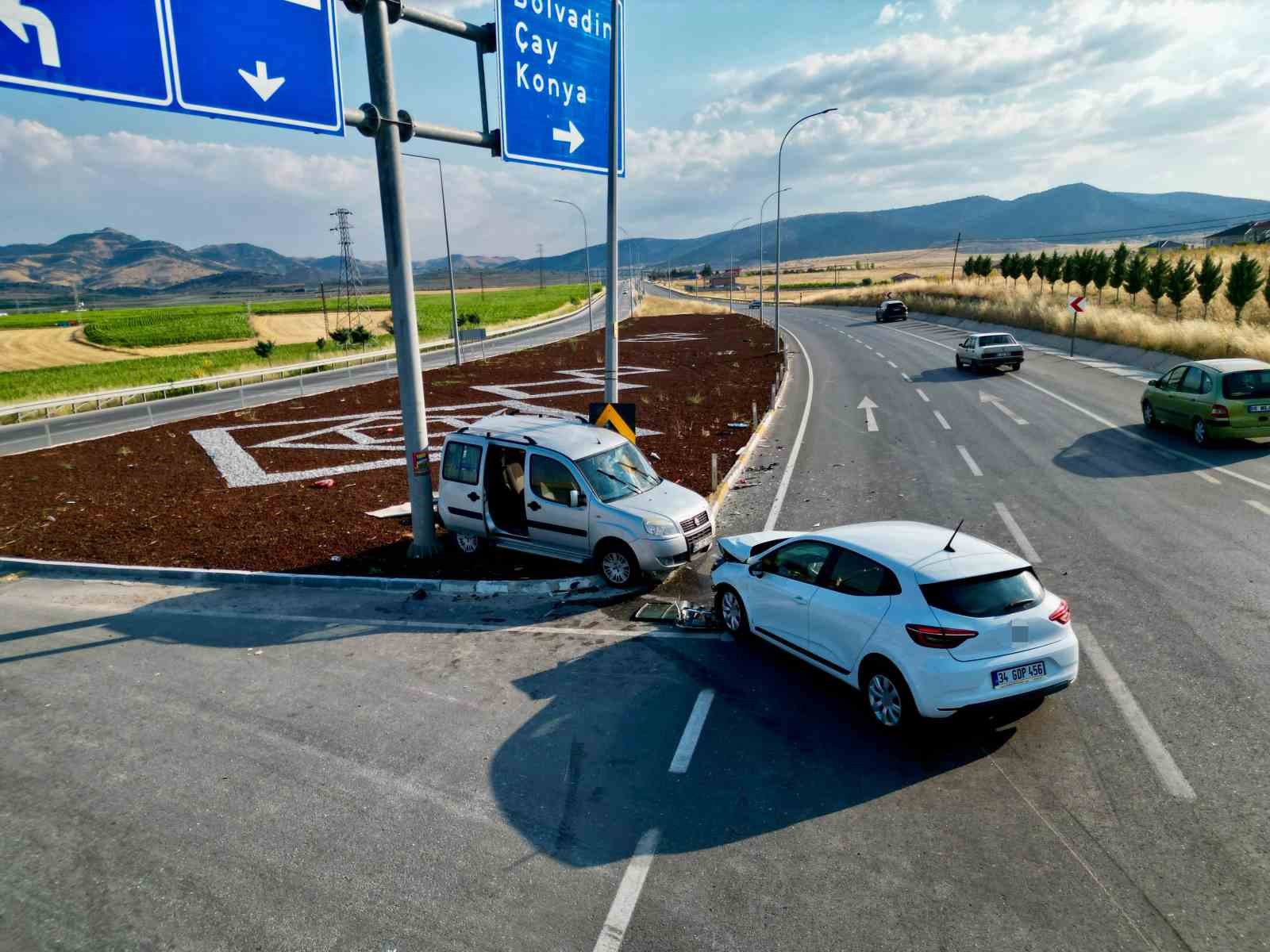 Hafif ticari araç otomobille çarpıştı: 7 yaralı