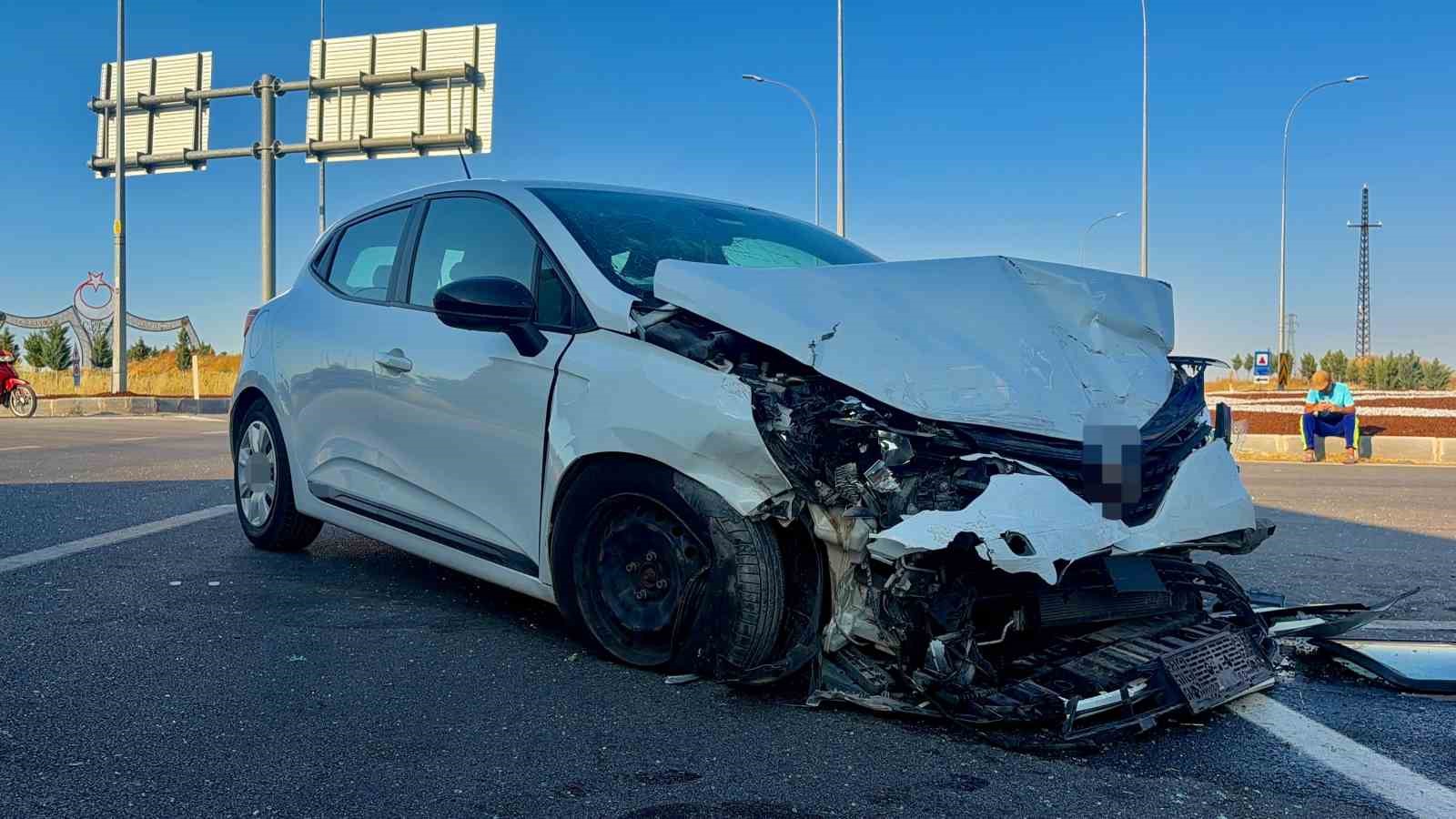 Hafif ticari araç otomobille çarpıştı: 7 yaralı