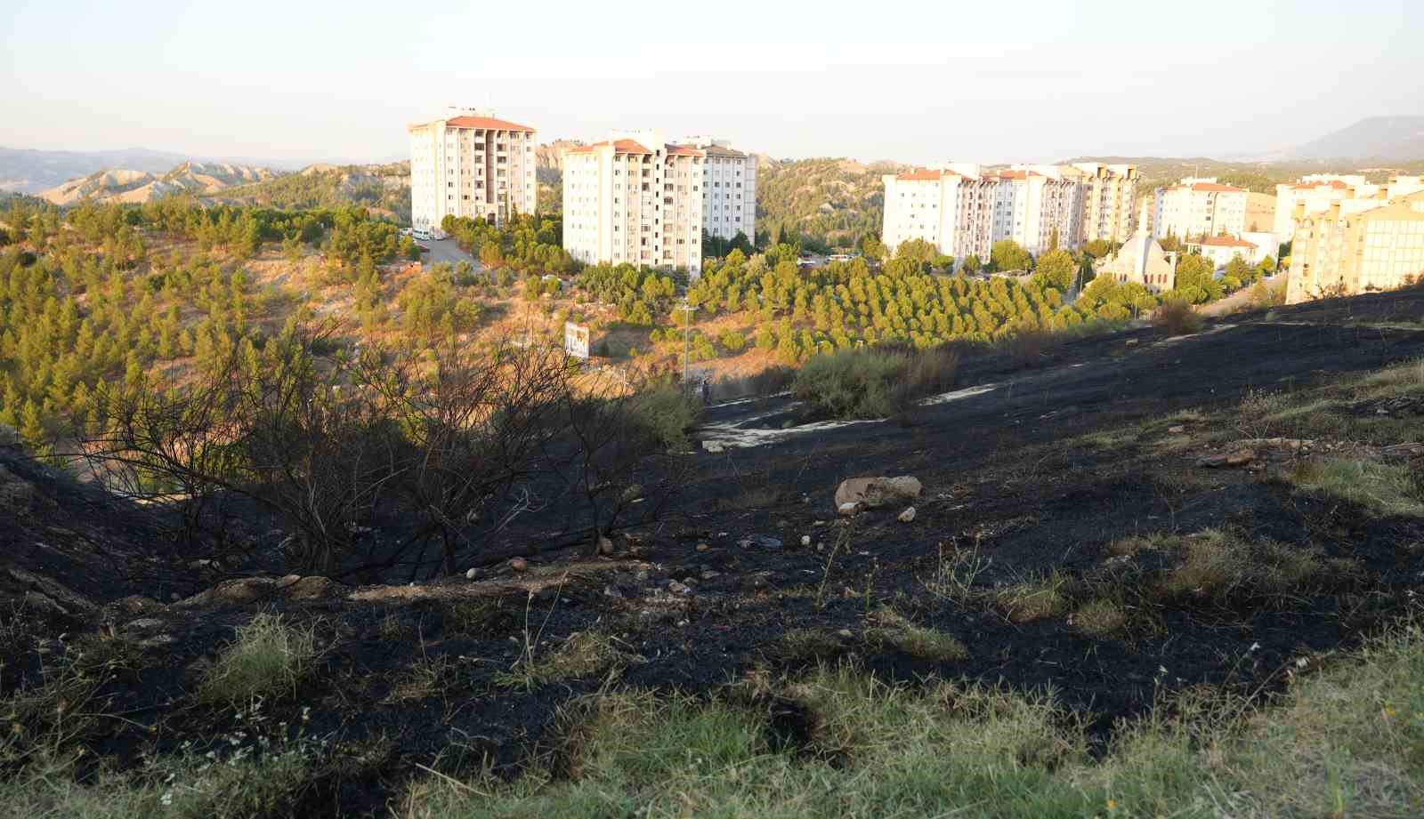 Yerleşim yerine yakın otluk alanda çıkan yangın korkuttu