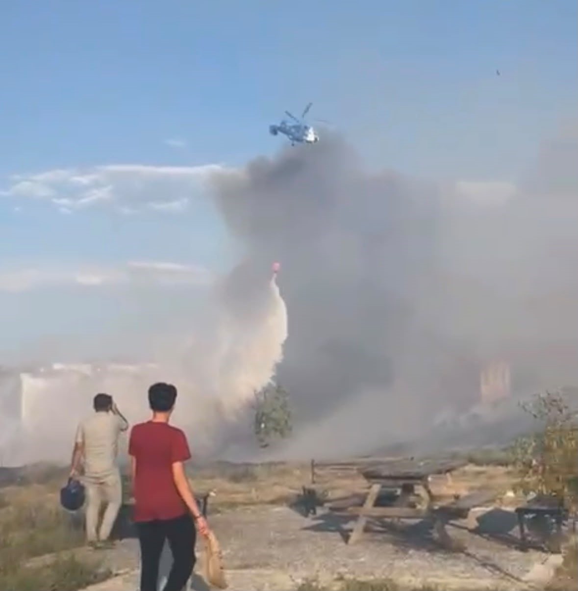 Yerleşim yerine yakın otluk alanda çıkan yangın korkuttu
