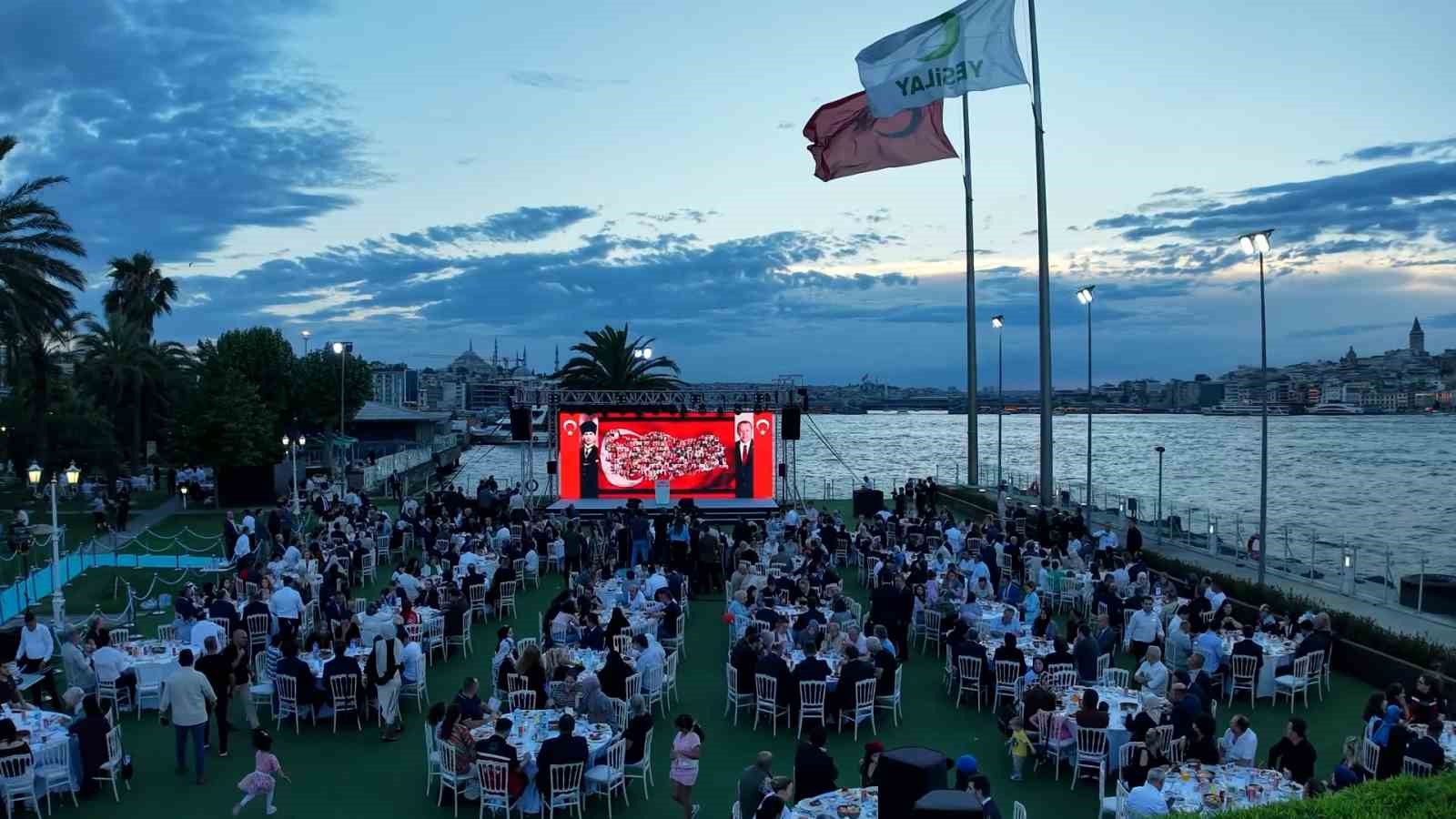 İstanbul Valisi Gül: "Sokakta birbirine benzemeyen, birbiri gibi düşünmeyen, birbiri gibi giyinmeyen herkesin bu darbecilere karşı durduğunu gördük"
