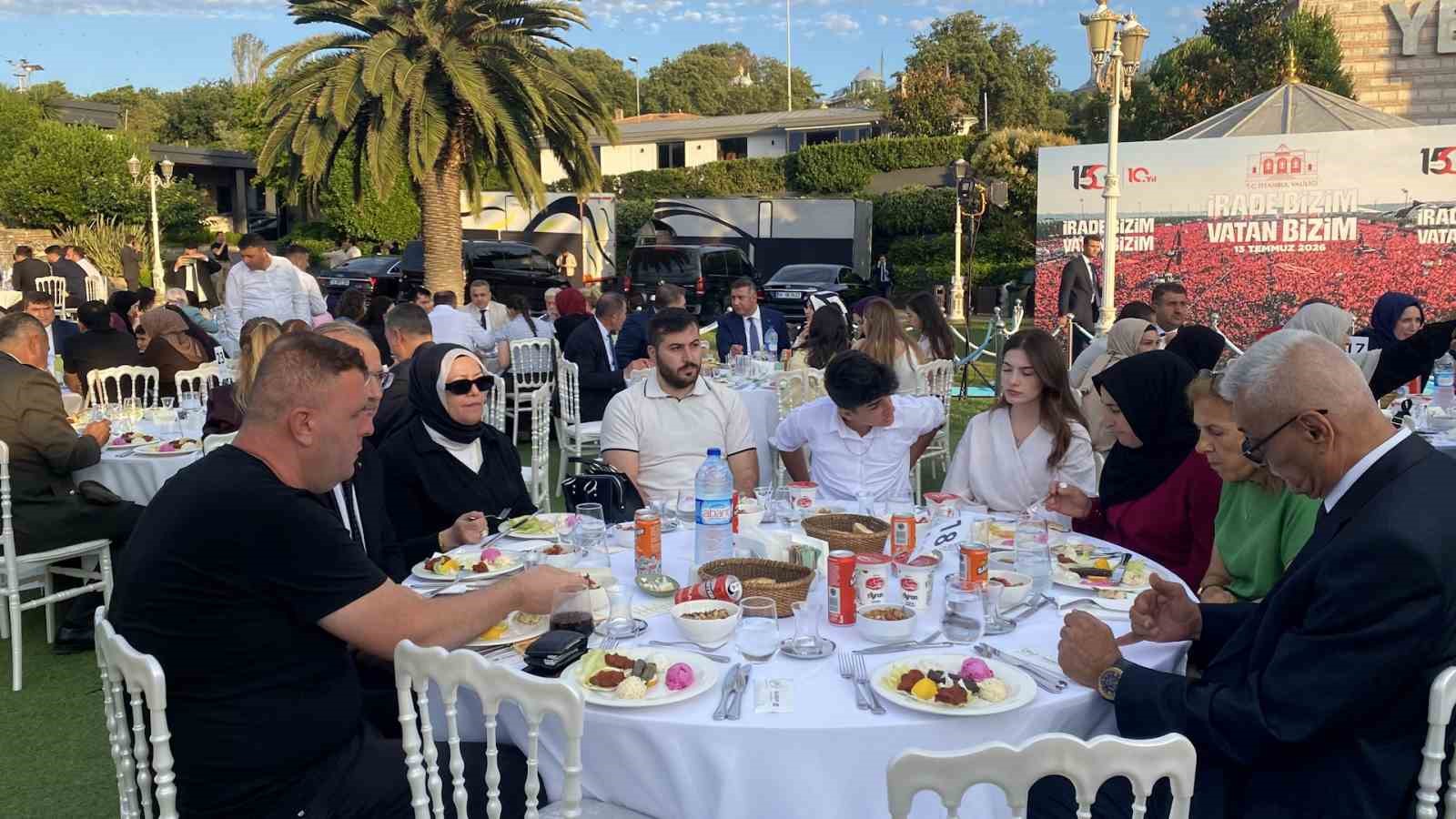 İstanbul Valisi Gül: "Sokakta birbirine benzemeyen, birbiri gibi düşünmeyen, birbiri gibi giyinmeyen herkesin bu darbecilere karşı durduğunu gördük"