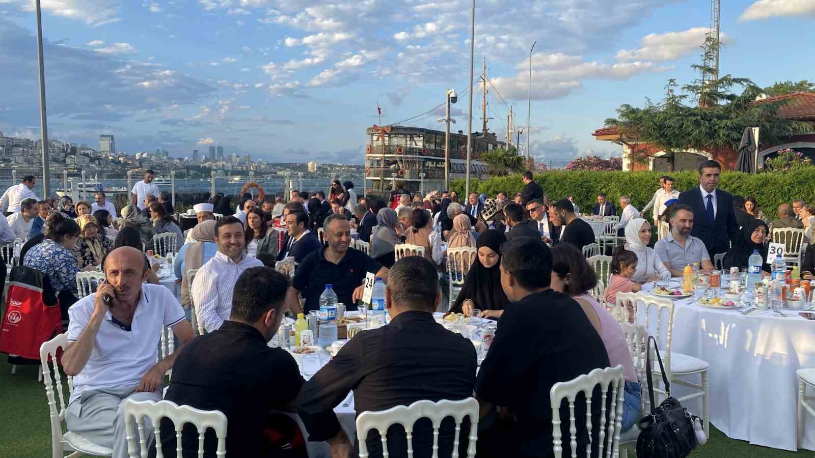 İstanbul Valisi Gül: "Sokakta birbirine benzemeyen, birbiri gibi düşünmeyen, birbiri gibi giyinmeyen herkesin bu darbecilere karşı durduğunu gördük"