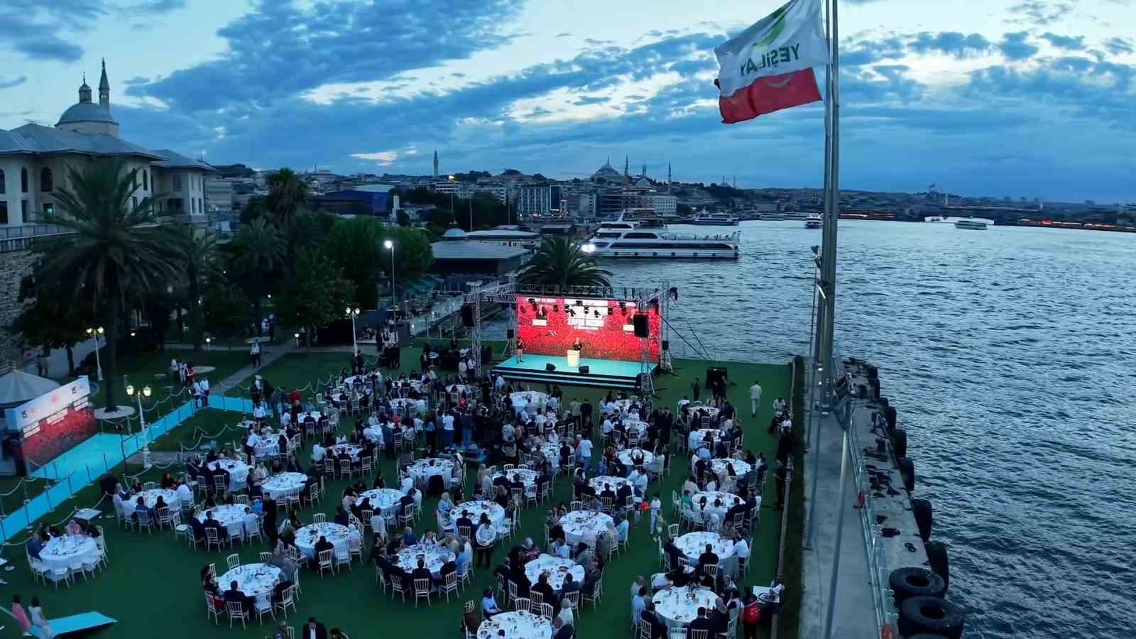 İstanbul Valisi Gül: "Sokakta birbirine benzemeyen, birbiri gibi düşünmeyen, birbiri gibi giyinmeyen herkesin bu darbecilere karşı durduğunu gördük"