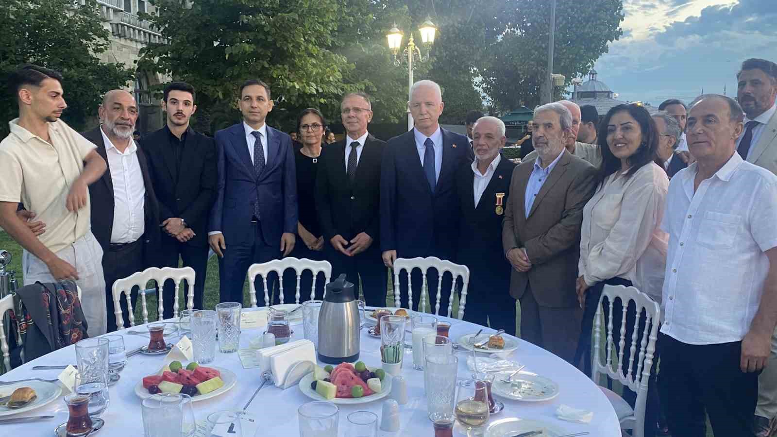 İstanbul Valisi Gül: "Sokakta birbirine benzemeyen, birbiri gibi düşünmeyen, birbiri gibi giyinmeyen herkesin bu darbecilere karşı durduğunu gördük"