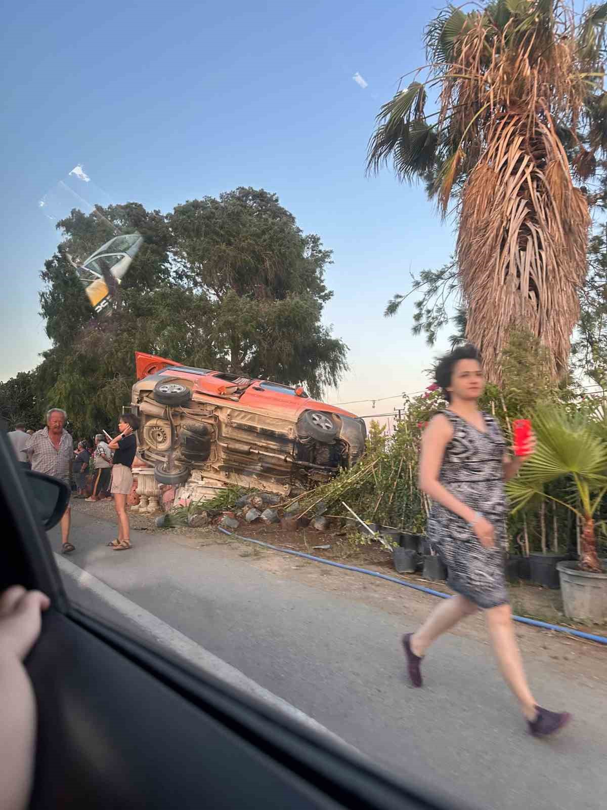 Datça’da korkutan kaza: Devrilen araç iş yerlerine metreler kala durdu
