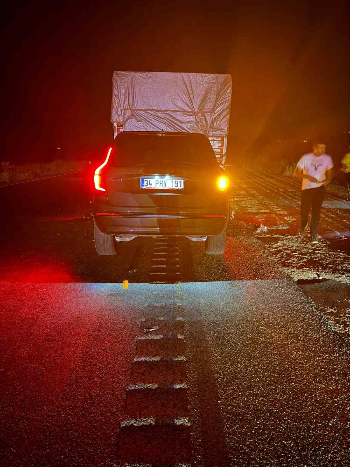 Yozgat’ta otomobil tıra çarptı: 3 yaralı