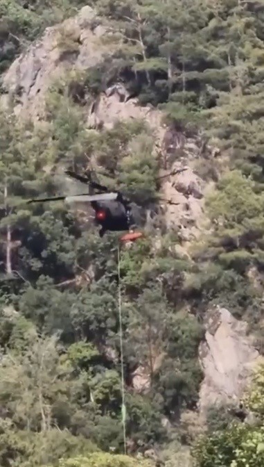 Kayalıklardan düşen doğa yürüyüşçüsü askeri helikopterle kurtarıldı