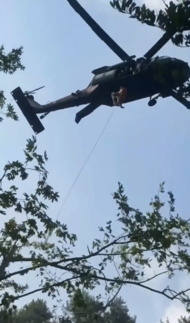 Kayalıklardan düşen doğa yürüyüşçüsü askeri helikopterle kurtarıldı