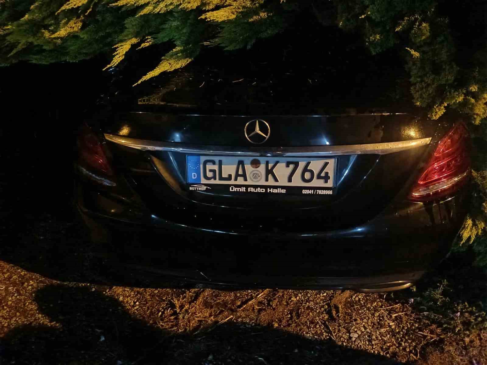 Erdek’te fırtına ve dolu yağışı: Ağaçlar devrildi, çatılar uçtu