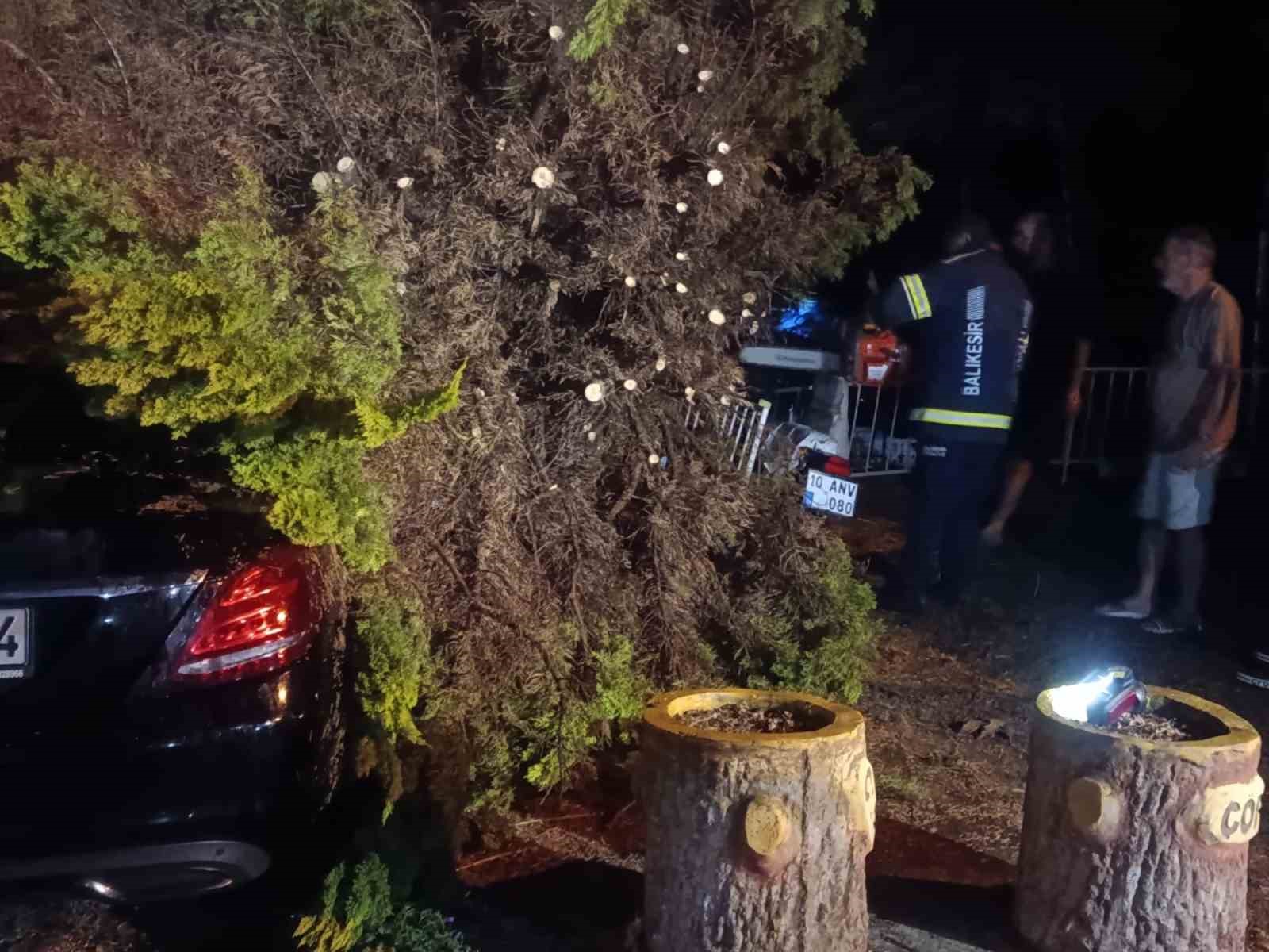 Erdek’te fırtına ve dolu yağışı: Ağaçlar devrildi, çatılar uçtu