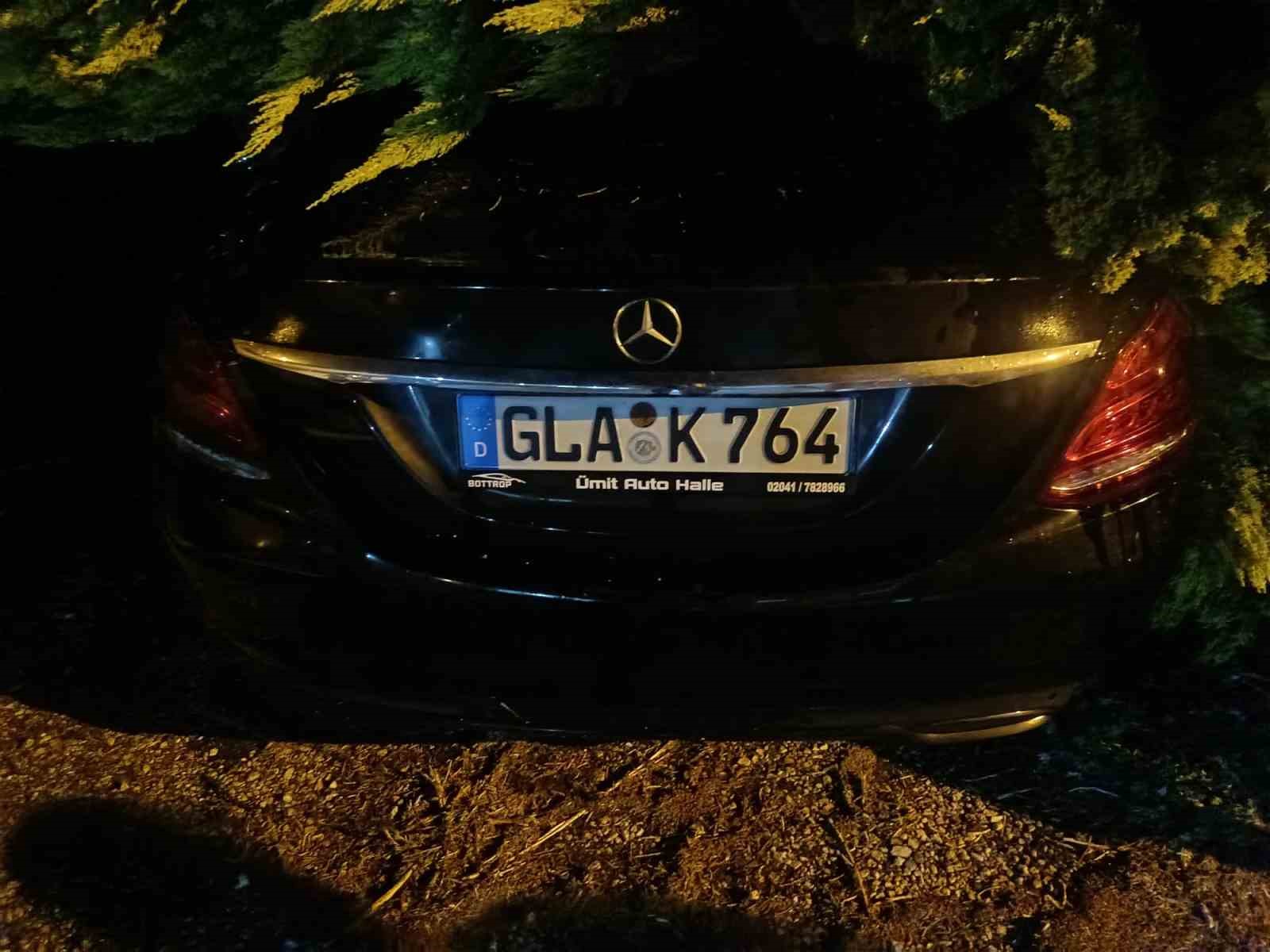 Erdek’te fırtına ve dolu yağışı: Ağaçlar devrildi, çatılar uçtu