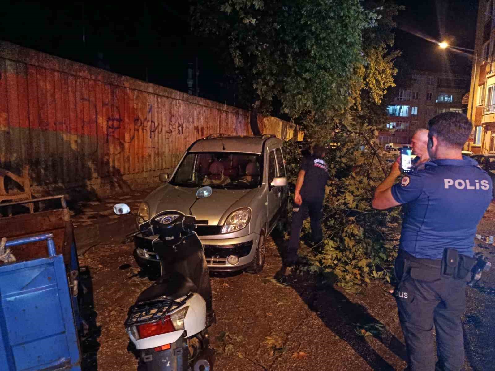 Erdek’te fırtına ve dolu yağışı: Ağaçlar devrildi, çatılar uçtu