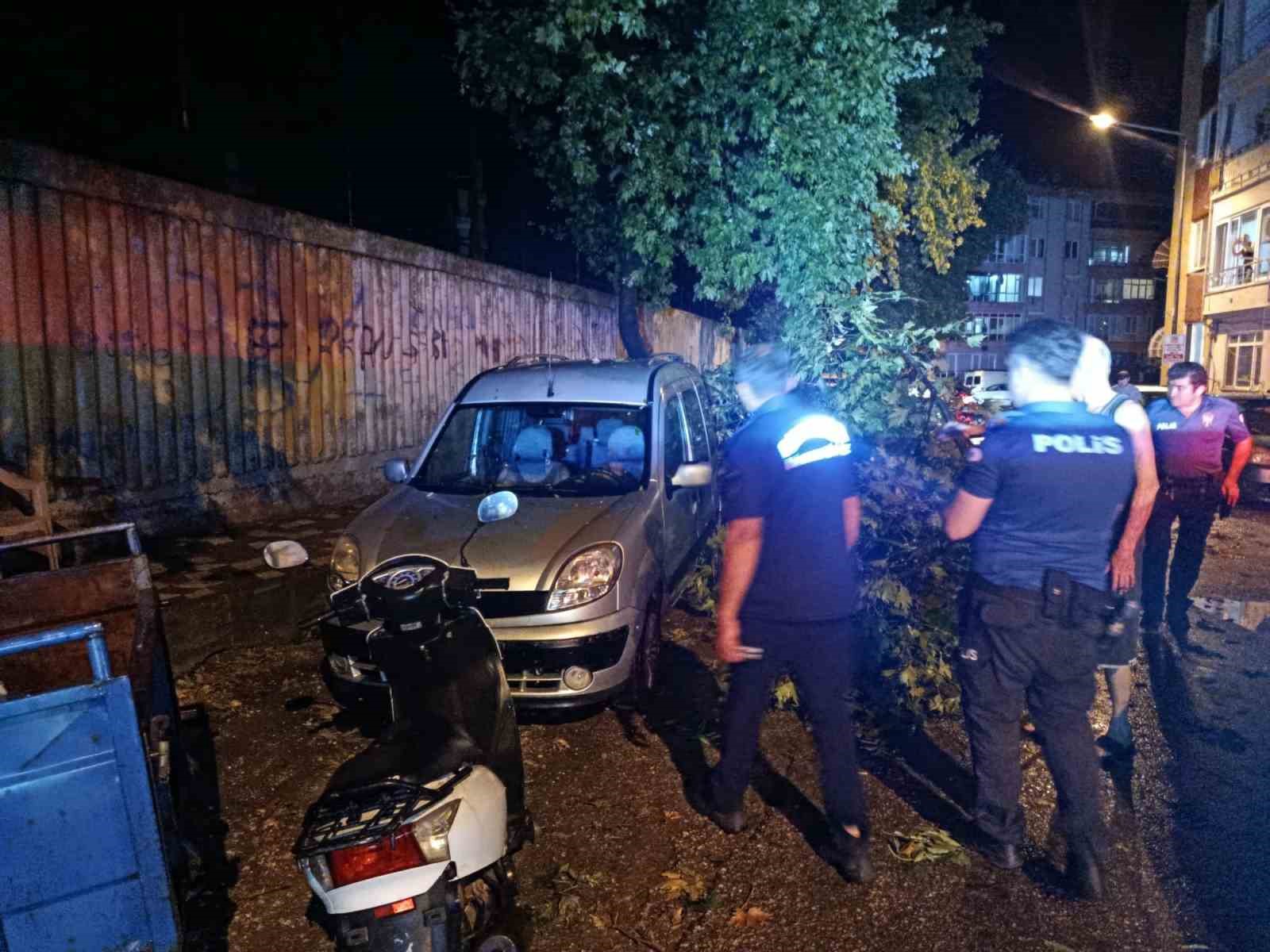Erdek’te fırtına ve dolu yağışı: Ağaçlar devrildi, çatılar uçtu
