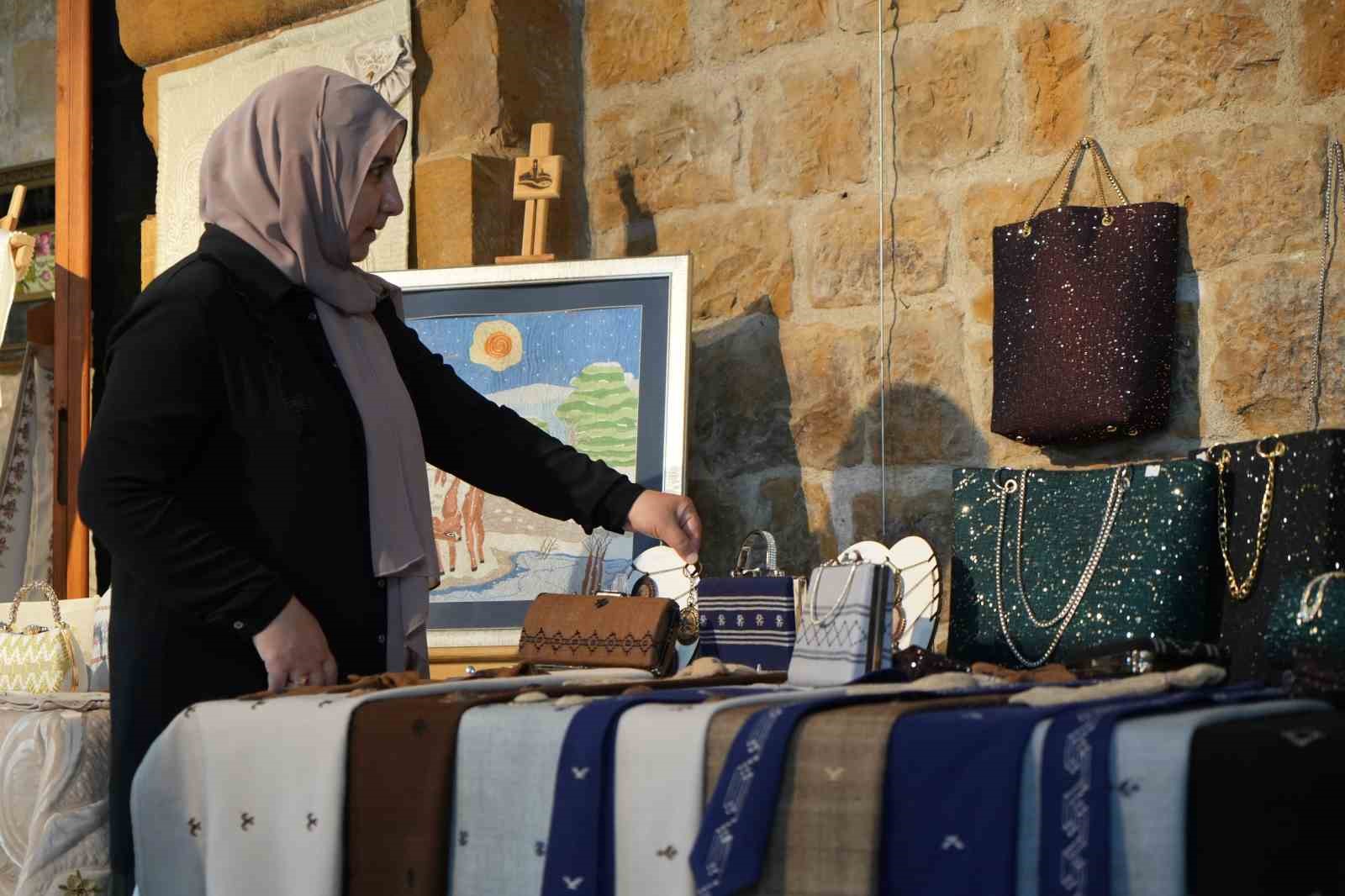 Bayburt’ta kadınlar geleneksel el sanatlarını modern tasarımlarla buluşturdu