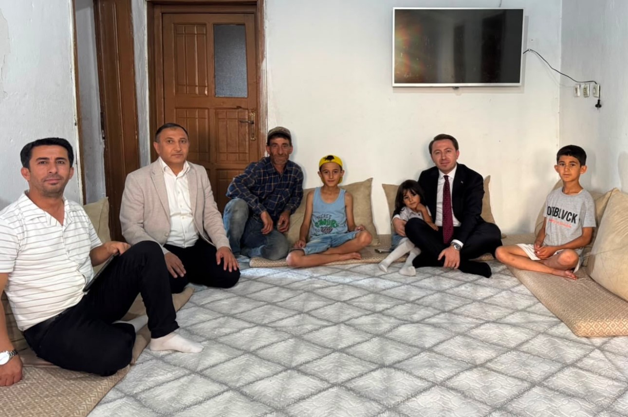 Yüksekova’da yürekleri ısıtan manzara: Halkın içinde bir kaymakam