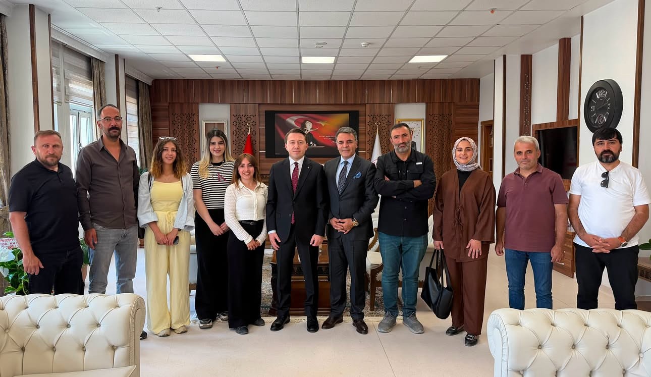 Yüksekova’da yürekleri ısıtan manzara: Halkın içinde bir kaymakam