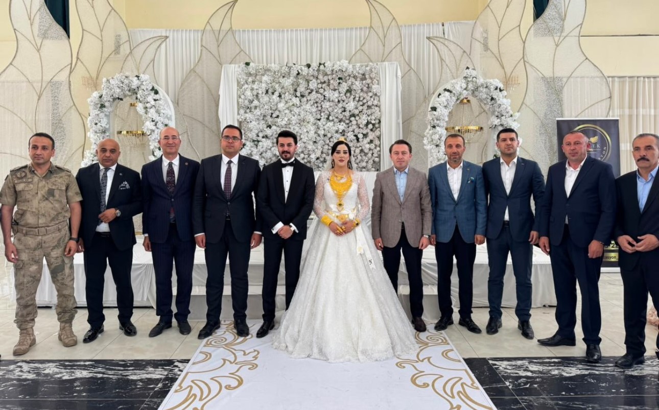Yüksekova’da yürekleri ısıtan manzara: Halkın içinde bir kaymakam