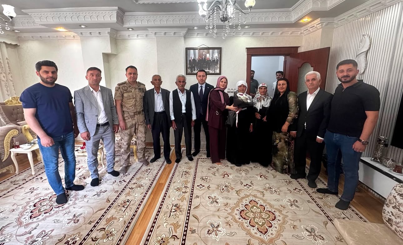 Yüksekova’da yürekleri ısıtan manzara: Halkın içinde bir kaymakam