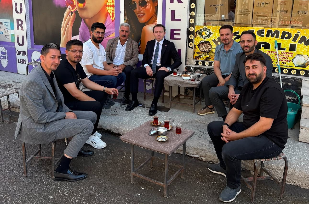 Yüksekova’da yürekleri ısıtan manzara: Halkın içinde bir kaymakam