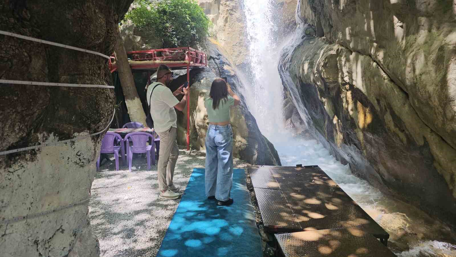 Nehri Şelalesi’ne yoğun ilgi