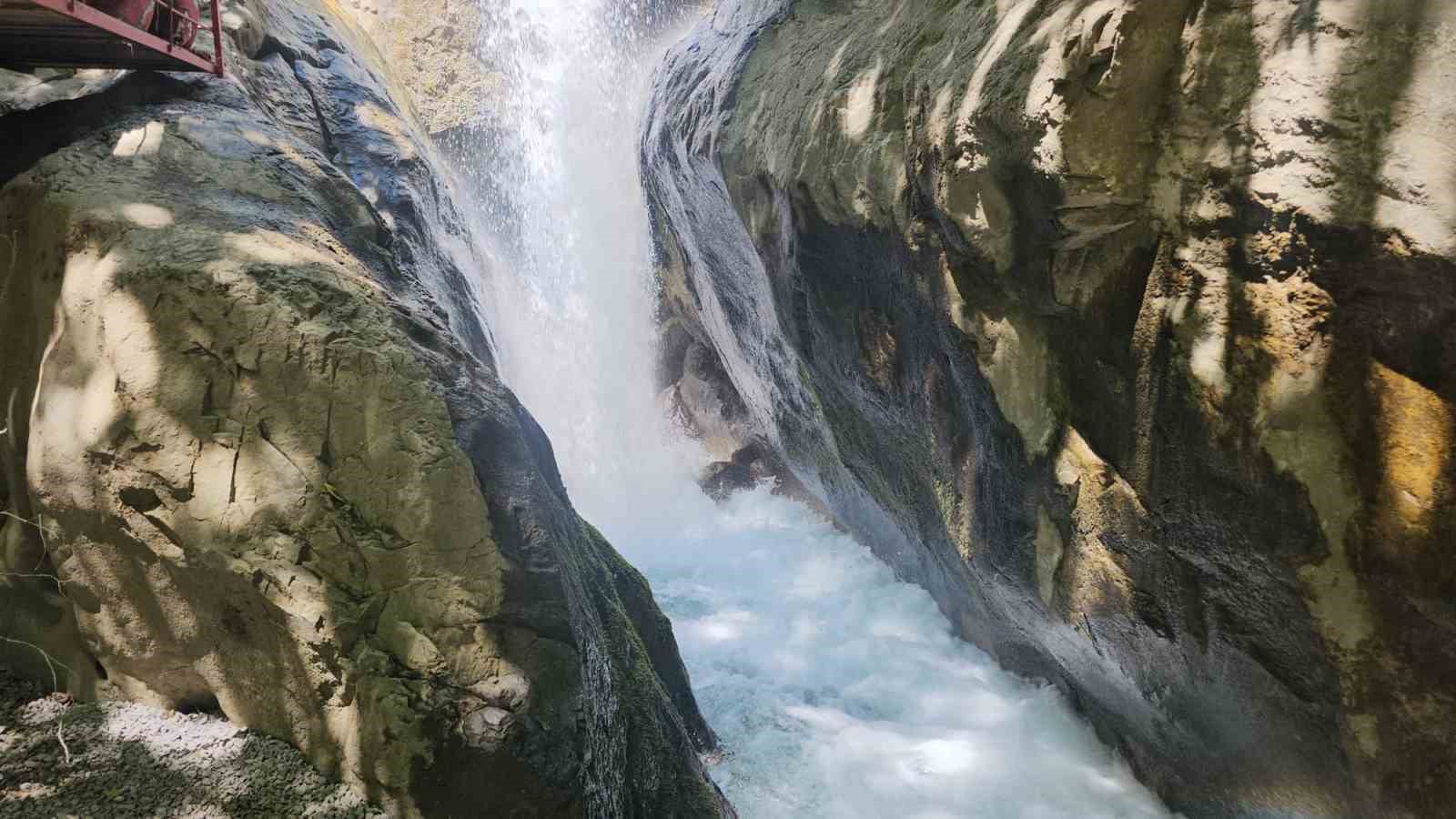 Nehri Şelalesi’ne yoğun ilgi