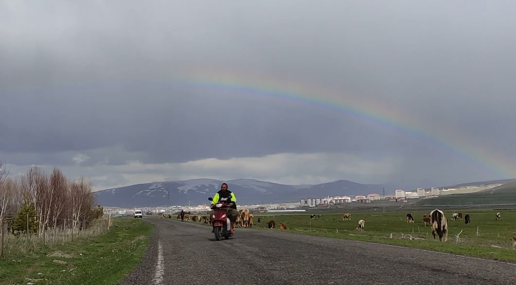 Sağanak yağışın ardından beliren gökkuşağı mest etti