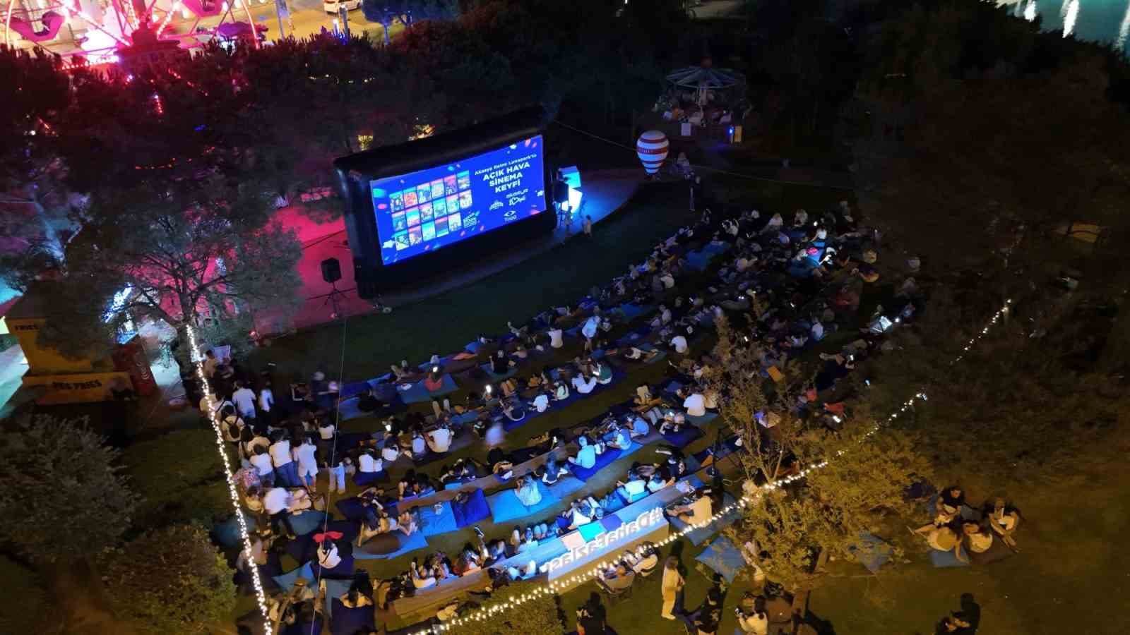 Akasya’dan yıldızların altında sinema keyfi