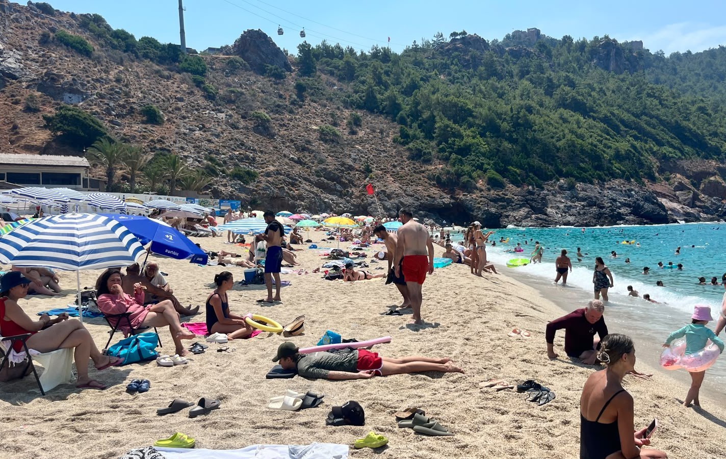Alanya’da tatilciler deniz ve güneşin tadını çıkardı