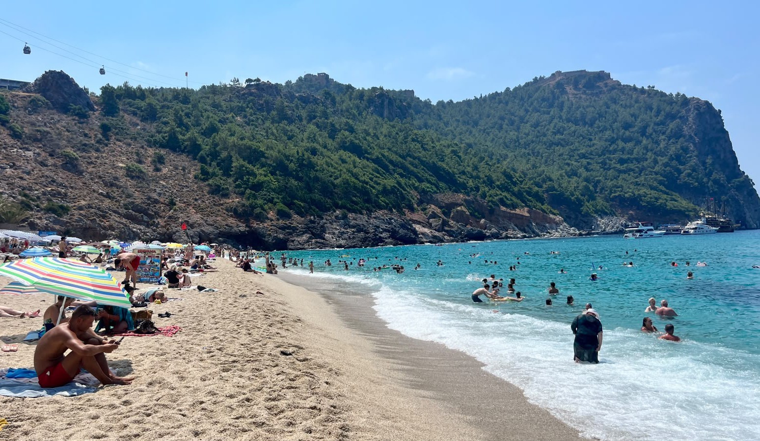 Alanya’da tatilciler deniz ve güneşin tadını çıkardı