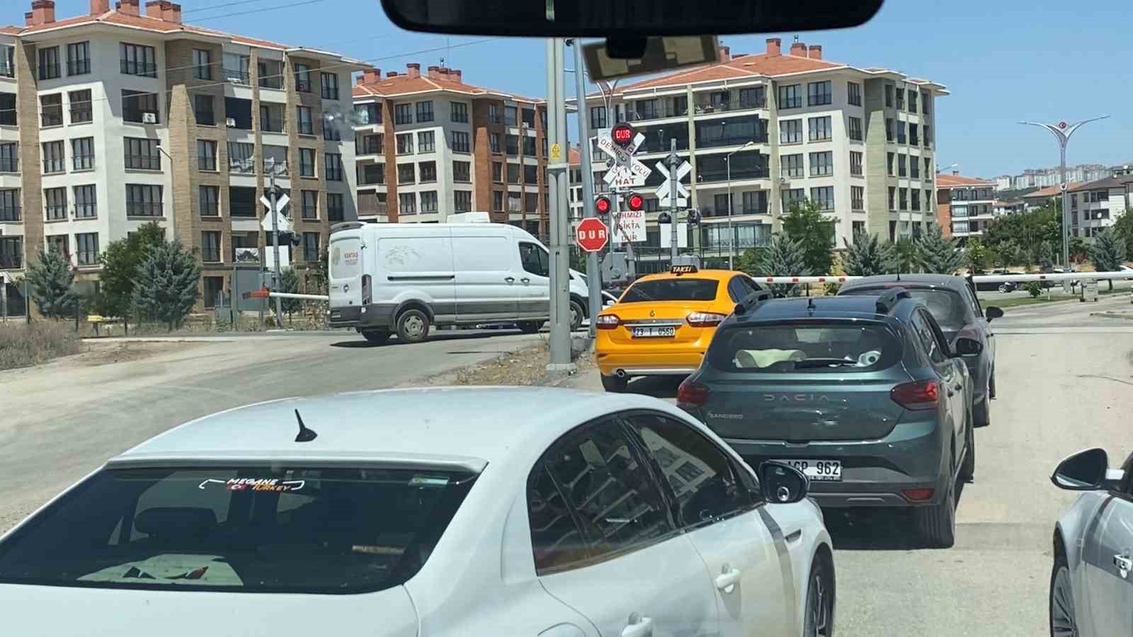 Hemzemin geçitte araçların tehlikeli geçişleri kameraya yansıdı